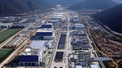 "Une usine de semi-conducteurs aux Emirats" (Qant, M. de R. avec Midjourney)