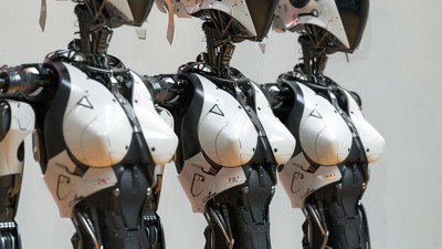 “Le concours de beauté entre IA identiques” (Qant, M. de R. avec Midjourney)