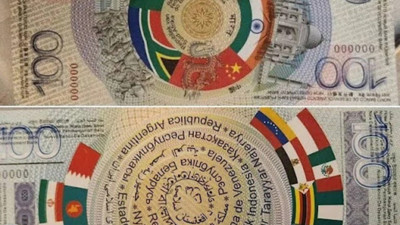 Le billet de la potentielle monnaie des Brics présenté par Vladimir Poutine lors du sommet de Kazan • Source : Sputnik