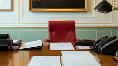 Un rapport sur le bureau du G20 • Qant, M. de R. avec Midjourney