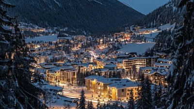 Mistral présent à Davos • Qant, M. de R. avec Midjourney